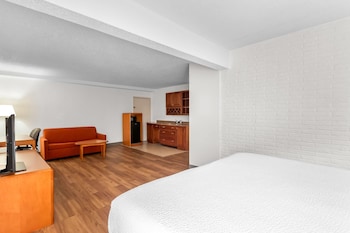 Suite, 1 King Bed, Smoking