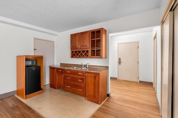 Suite, 1 King Bed, Smoking