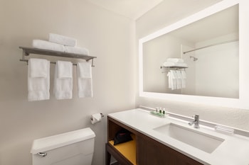 Standard Room, 2 Double Beds, Accessible (Accessible Tub)