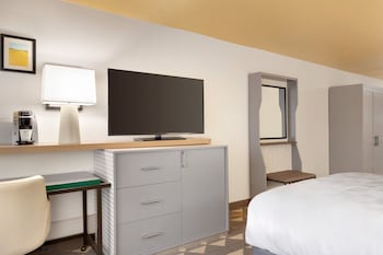 Standard Room, 2 Double Beds, Accessible (Accessible Tub)