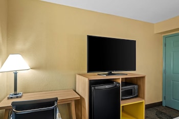 Room, 1 Queen Bed, Non Smoking (First Floor)