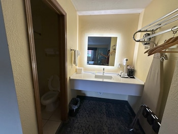 Suite, 1 Queen Bed, Non Smoking (Efficiency, Second Floor)
