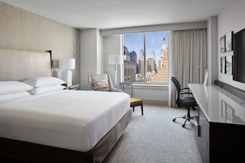 Club Room, 1 King Bed, Accessible Bathtub, Executive Level (Mobility/Hearing Accessible, Tub)