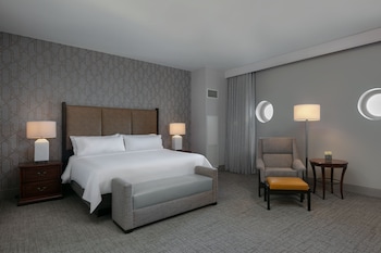 Executive Suite, 1 King Bed with Sofa bed, Tower