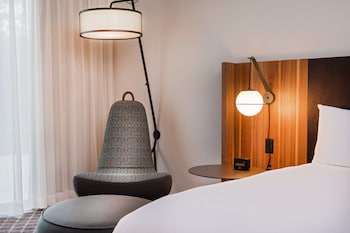 Room, 1 King Bed, Accessible, Pool View (Bathtub)