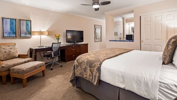 Suite, 1 King Bed, Non Smoking, Marina View (with Sofabed)