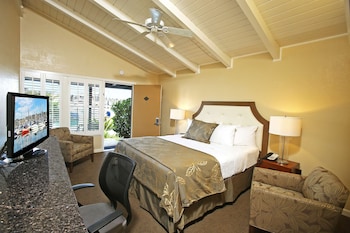 Standard Room, 1 King Bed, Refrigerator, Marina View