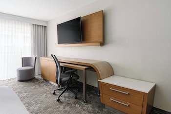 Room, 2 Queen Beds, Pool View (Patio)
