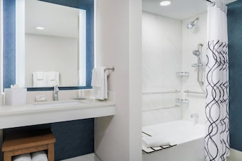 Room, 1 King Bed (Mobility/Hearing Accessible, Tub)
