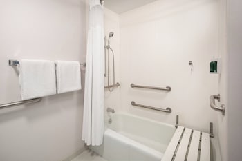 Room, 2 Queen Beds (Mobility/Hearing Accessible, Tub)