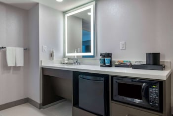 Suite, 1 King Bed, Accessible, Bathtub
