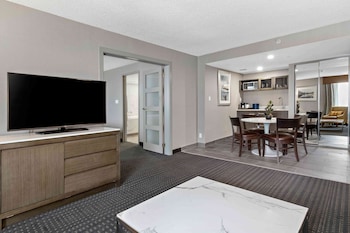 Suite, 1 King Bed with Sofa bed, Non Smoking, Jetted Tub (with Sofabed)