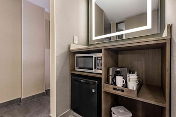 Elite Room, 2 Queen Beds, Non Smoking, Refrigerator & Microwave