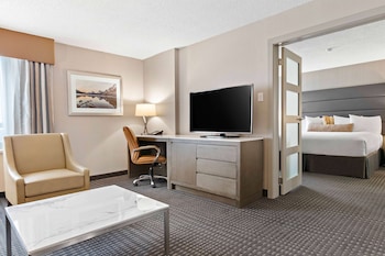 Suite, 1 King Bed with Sofa bed, Non Smoking, Refrigerator & Microwave (with Sofabed)