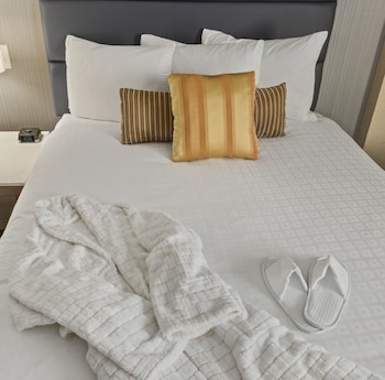 Elite Suite, 1 King Bed with Sofa bed, Non Smoking, Refrigerator & Microwave (with Sofabed)