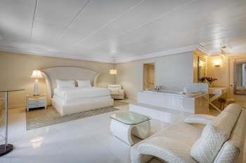 Suite, 1 King Bed, Hot Tub, City View