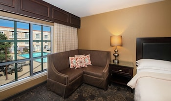 Deluxe Room, 2 Double Beds, Pool View