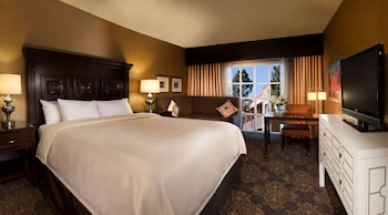 Junior Suite, 1 King Bed, Non Smoking, Pool View