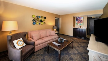 Junior Suite, 1 King Bed, Non Smoking, Pool View