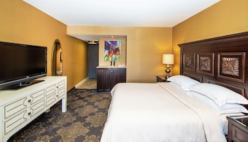 Deluxe Room, 1 King Bed, Pool View