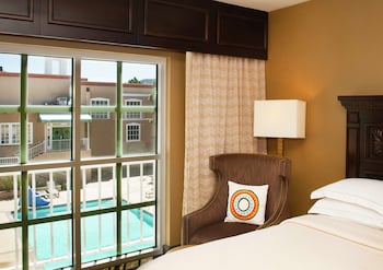 Deluxe Room, 2 Double Beds, Pool View