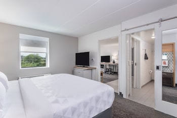 Premium Room, 1 King Bed, Accessible (Communications)