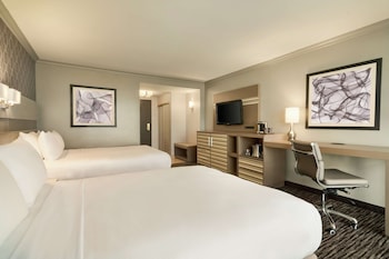 2 QUEEN BEDS