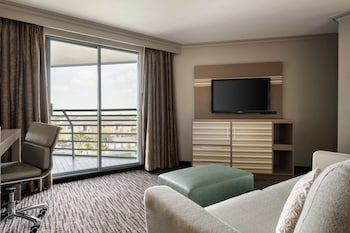 Junior Suite, 1 King Bed, Balcony, Corner