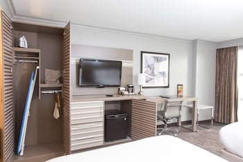 Room, 2 Queen Beds, Accessible, Bathtub (Mobility & Hearing)