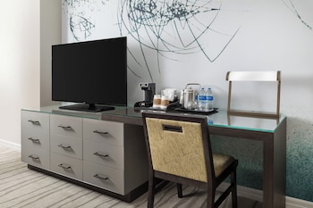 Suite, 1 King Bed, City View