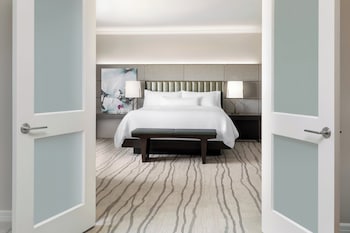 Suite, 1 King Bed, River View