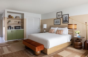Deluxe Room, 1 King Bed (Ocean View Pet-Friendly)