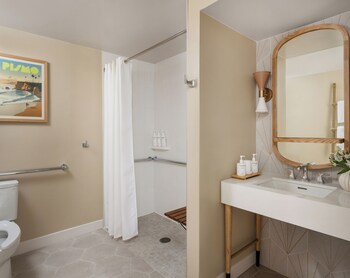 Deluxe Room, 1 King Bed, Accessible (Ocean View)