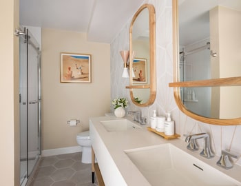 Deluxe Room, 1 King Bed (Ocean View Pet-Friendly)