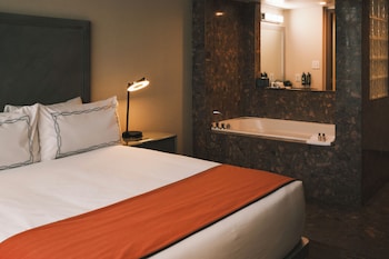 Executive Queen Jacuzzi