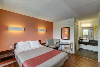 Deluxe Room, 1 King Bed, Smoking, Refrigerator & Microwave