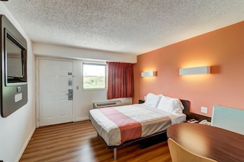 Deluxe Room, 1 Queen Bed, Non Smoking, Refrigerator & Microwave