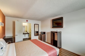 Deluxe Room, 1 King Bed, Smoking, Refrigerator & Microwave