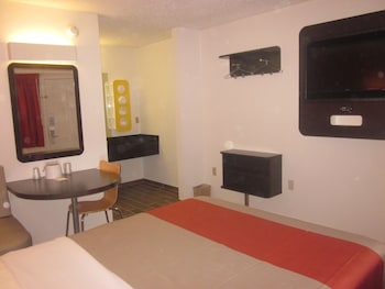 Deluxe Room, 1 Queen Bed, Non Smoking, Refrigerator & Microwave
