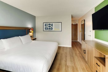 Room, 1 King Bed with Sofa bed, Accessible (Mobility Tub)