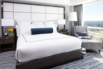 Pacific Club, Suite, 1 King Bed with Sofa bed, City View
