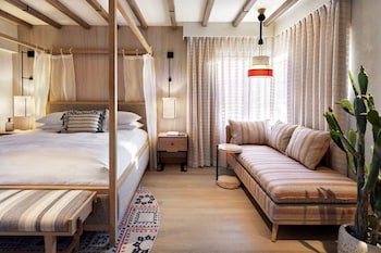 Cottage, 1 King Bed (Roll-In Shower)
