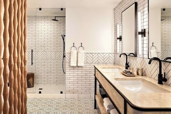 Cottage, 1 King Bed (Roll-In Shower)
