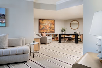 1 King Bed (Premier View Suite)