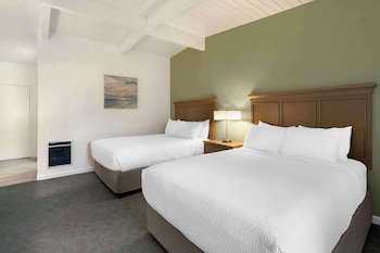 Standard Room, 2 Queen Beds, Non Smoking, Refrigerator & Microwave (Larger Room;with Sofabed)