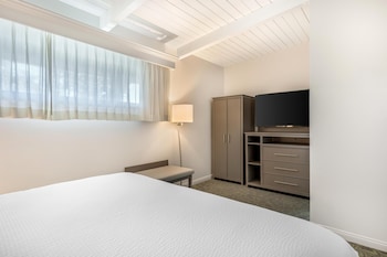Suite, 1 King Bed, Kitchen, Poolside (Living Room, Full Kitchen)
