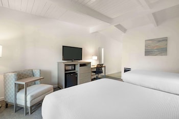 Standard Room, 2 Queen Beds, Non Smoking, Refrigerator & Microwave (Larger Room;with Sofabed)