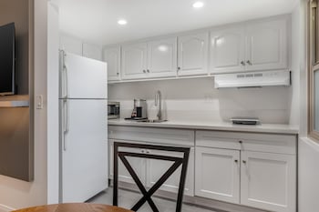 Suite, 1 King Bed, Kitchen, Poolside (Living Room, Full Kitchen)