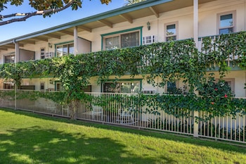 Suite, 1 King Bed, Kitchen, Poolside (Living Room, Full Kitchen)