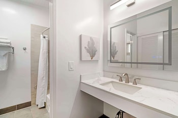 Standard Room, 1 Queen Bed, Non Smoking, Refrigerator & Microwave